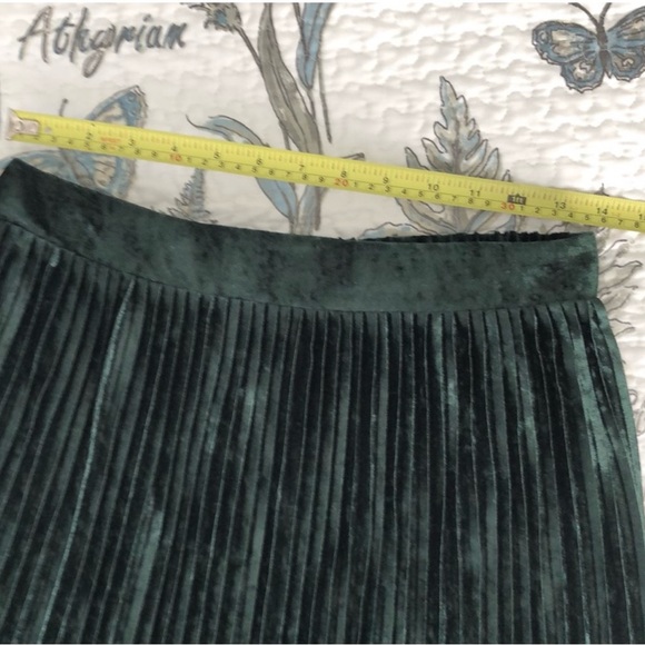 Zara Green Velvet Midi Skirt. Perfect for the holidays - Picture 5 of 8